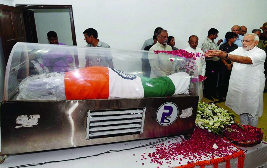 Prime Minister Narendra Modi places wreath at the coffin of Dr APJ Abdul Kalam.