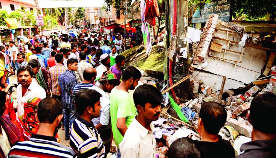 DSCC mobile team on Tuesday evicted the illegal structures in city's Bangabazar to Nazirabazar Chowrasta point in a bid to avert traffic jam.