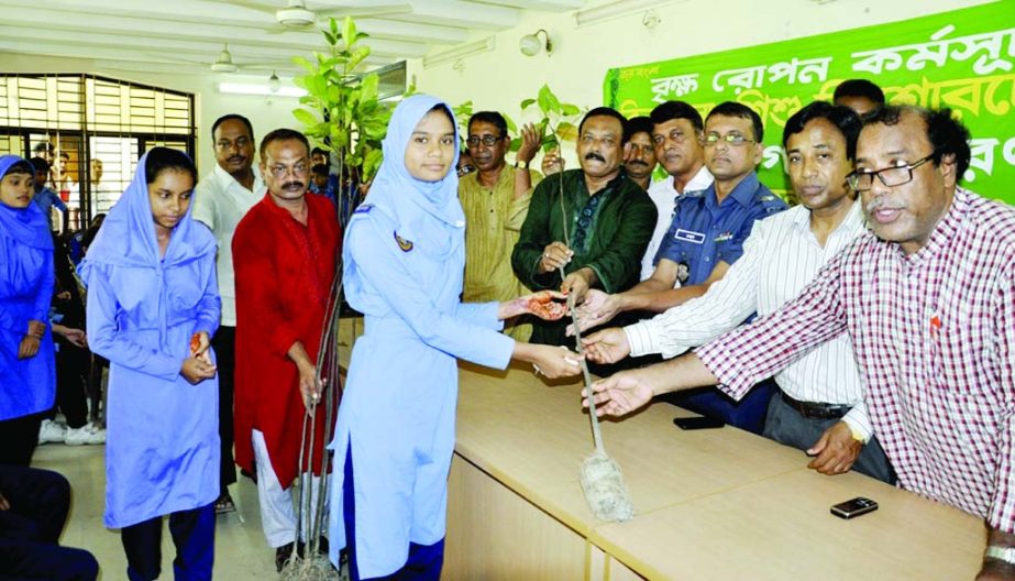 DINAJPUR: Bangabandhu Shishu Kishore Mela, Dinajpur District Unit distributing saplings among children at Dinajpur Shishu Academy Auditorium on Tuesday.