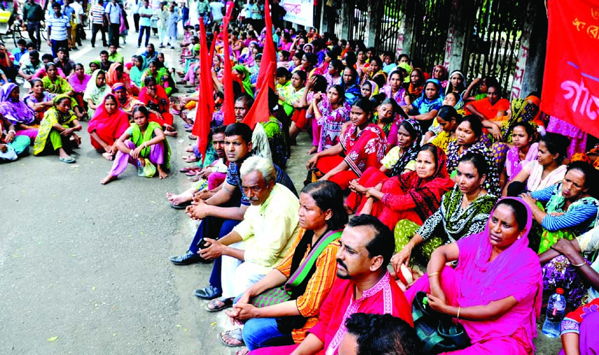 Employees of Swan Garments observed hunger strike in front of the Jatiya Press Club on Wednesday demanding arrear salaries and opening of the garments.
