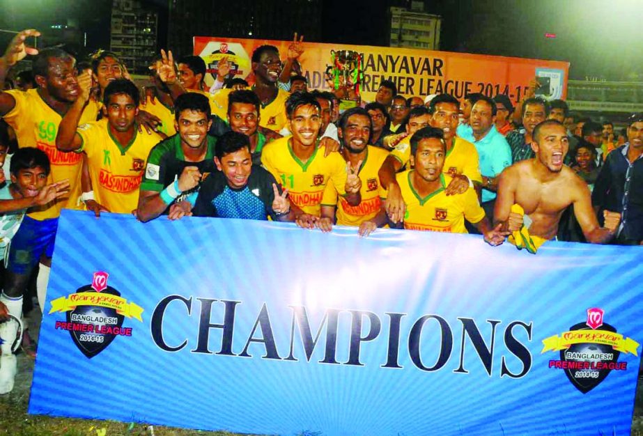 Members of Sheikh Jamal Dhanmondi Club, the champions of the Manyavar Bangladesh Premier League pose for a photo session at the Bangabandhu National Stadium on Thursday.