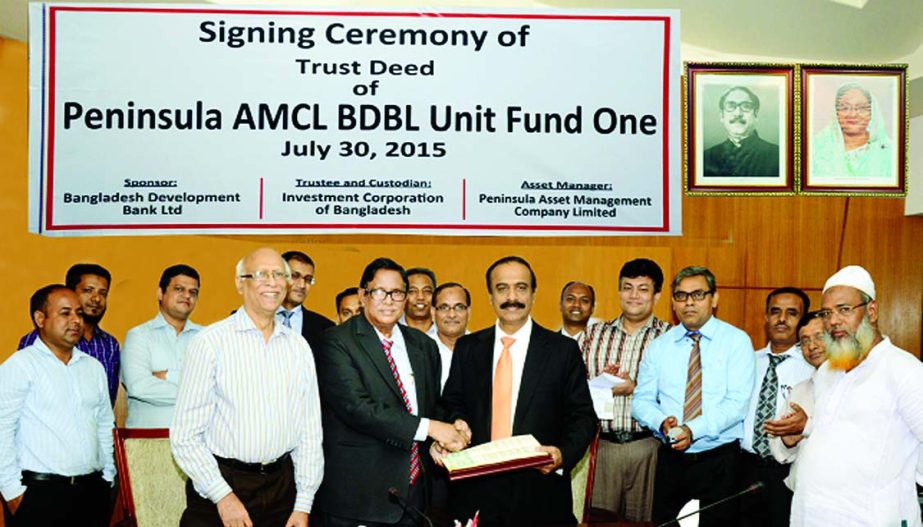 Dr Md Zillur Rahman, Managing Director of BDBL and Md Fayekuzzaman, Managing Director of ICB, exchanging documents of a trust deed signing agreement for Peninsula AMCL BDBL Unit Fund One. Dr AKA Mubin, Chairman of the Peninsula AMCL Unit Fund One was pre