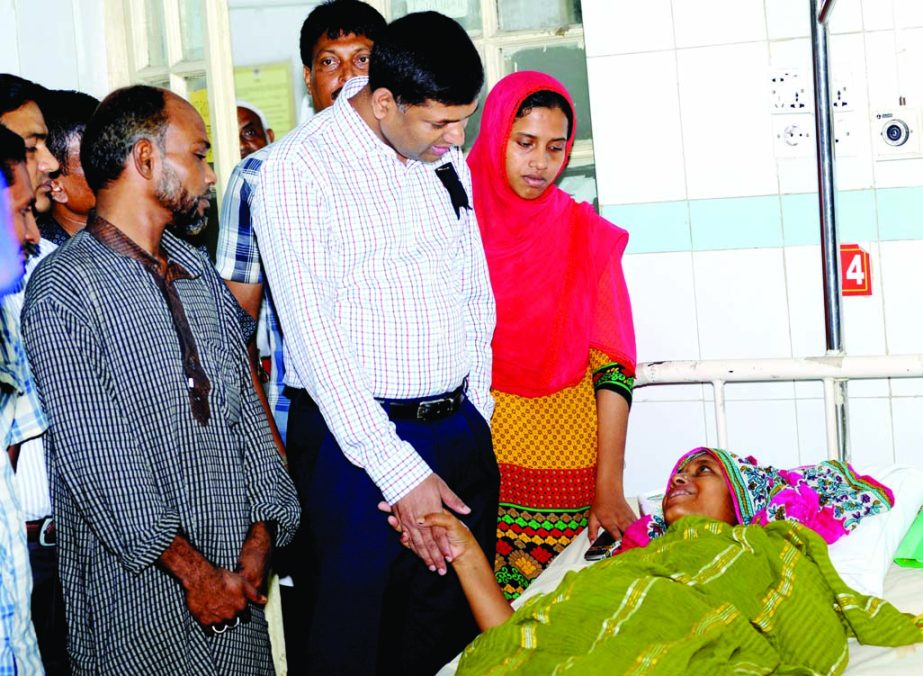 Prime Minister's Assistant Private Secretary Saifuzzaman Shikhar on Monday visited Nazma Begum who received injuries recently in a crossfire of two rival groups in Doarpara, Magura . BSS photo