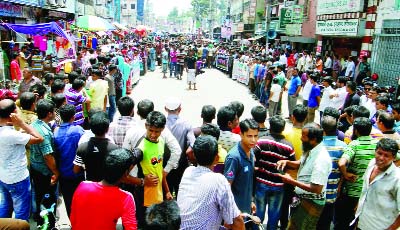 KHULNA: Different organisations formed a human chain at Picture Palace point in Khulna town demanding arrest of Rakib's killers and exemplary punishment on Wednesday. .