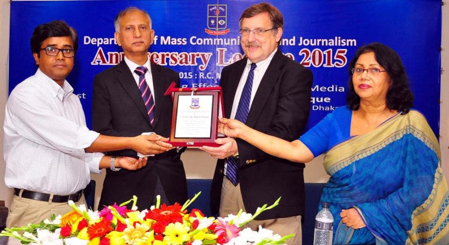 Dr Wayne Wanta, professor of Department of Journalism, Florida University, USA receiving Crest of Dhaka University from its Vice-Chancellor, Prof Dr AAMS Arefin Siddique recently. Prof Wayne delivered speech on 'The changing effects of news media: The ro