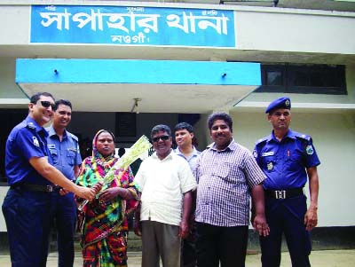 RAJSHAHI: Sapahar thana Officer-In-Charge Jahidur Rahman Chowdhury greeted drug peddler Ambara Khatun as she promised not to sell drugs any more recently.