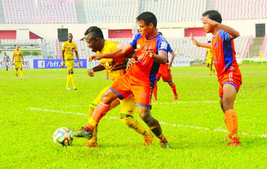 A scene from the football match of the Manyavar Bangladesh Premier League between Brothers Union Limited and Rahmatganj MFS at the Bangabandhu National Stadium on Friday.