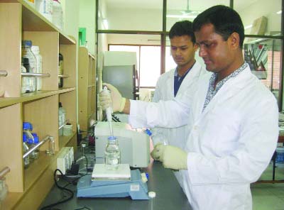 Bangladesh Agricultural University: Dr. Harun-or-Rashid working in his laboratory.