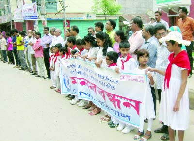 BARISAL: Child-juvenile organisation Khelaghar formed a human chain in front of Ashwini Kumar Hall demanding speedy punishment of the killers of children yesterday .