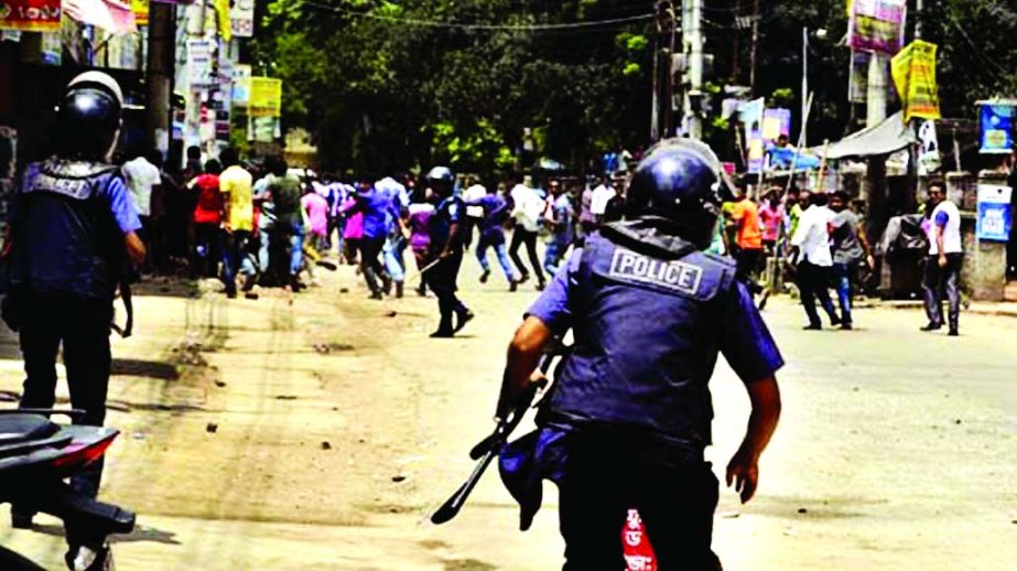 About 25 activists of BCL were injured in clashes over establishing supremacy while forming human chain and staged rally in Thakurgaon on Wednesday.