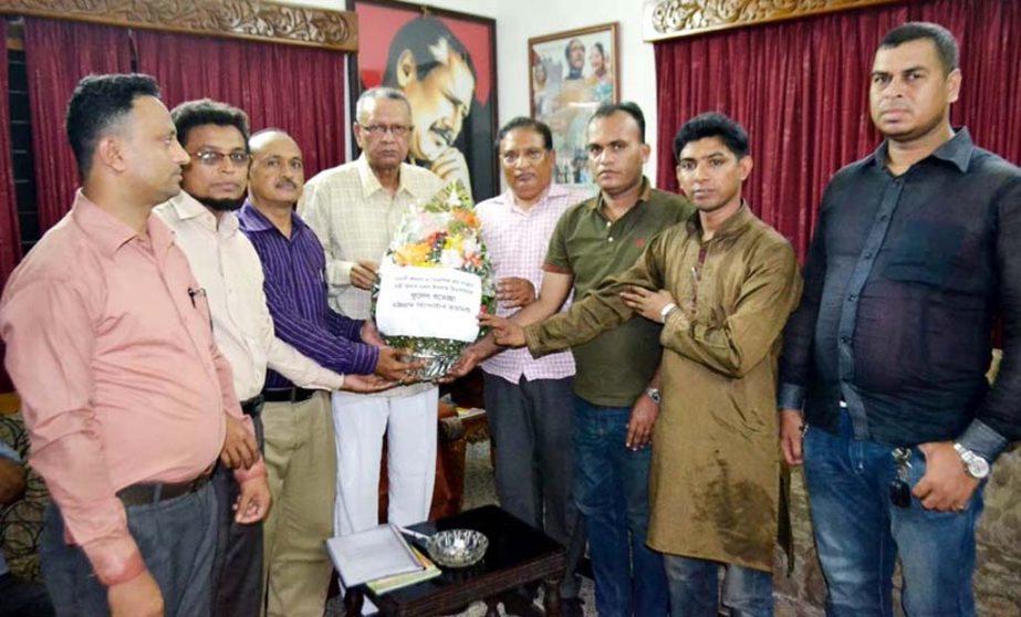 Leaders of Chittagong Reporters Unity greeted Expatriates Welfare Minister Nurul Islam Bsc after press conference yesterday.