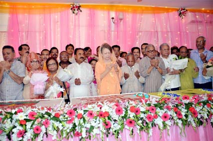BNP Chairperson Begum Khaleda Zia cutting cake at her Gulshan office marking her 70th birthday on Saturday evening. Senior leaders of the party and its front organisations attended the occasion.