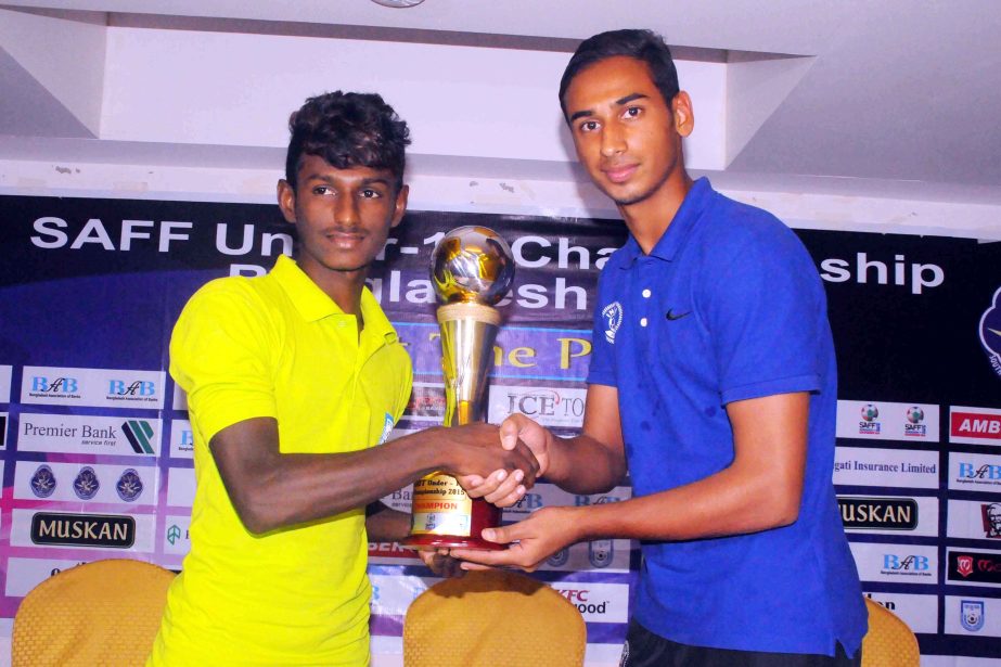 Bangladesh Under-16 Football team captain Md Shawon (left) and India team captain Brabhasukhan Singh pose for photo with trophy on Monday.