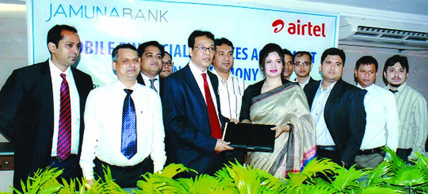 AKM Saifuddin Ahamed, Deputy Managing Director of Jamuna Bank and Rubaba Dowla CSO & head of mcommerce of Airtel Bangladesh sign agreement on Sunday to provide cash-in, cash-out, money transfer, mobile top-up, school fee payment, bill payment and other se