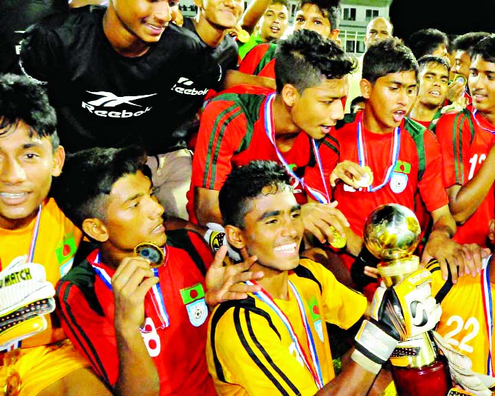 Members of Bangladesh Under-16 Football team, the champions of the SAFF Under-16 Championship with the guests and officials of BFF pose for a photo session at the Sylhet Stadium on Tuesday.