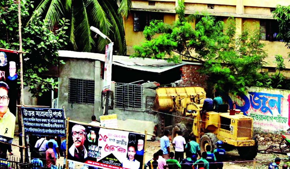 Authority concerned of Dhaka South City Corporation evicting illegal establishments from the city's Jatrabari area on Wednesday.