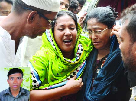 Relatives wailing as Jubo League Leader Abdul Mannan (inset) who received bullet wound in an attack by miscreants in city's Wari area on Tuesday night succumbs to injuries at the hospital on Wednesday.