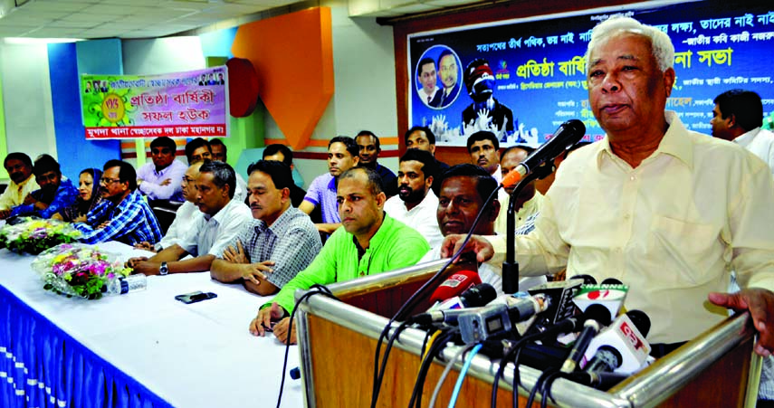 BNP Standing Committee member Brig Gen (Retd) ASM Hannan Shah speaking at a discussion on founding anniversary of Swechchhasebok Dal at the Institute of Diploma Engineers, Bangladesh in the city on Saturday.