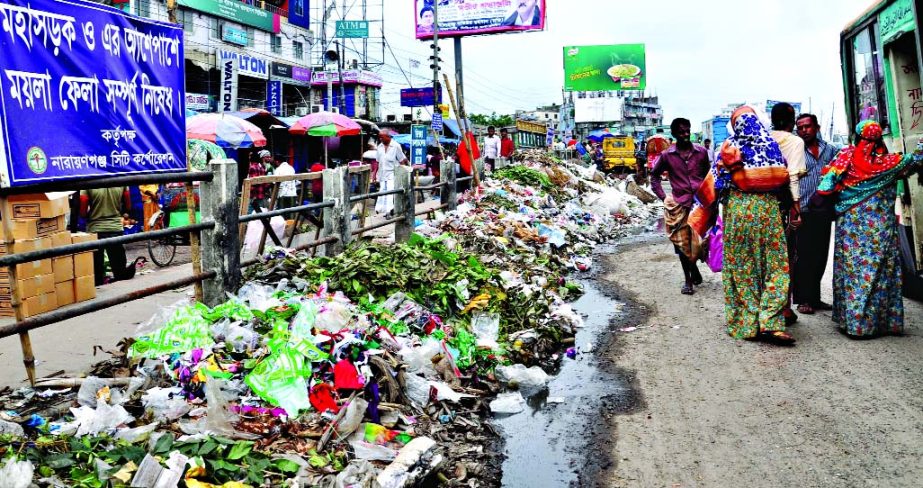 A portion of Dhaka-Chittagong Highway being used as dumping zone as the cleaners find the place ideal for the purpose. DSCC authorities however, seemed to have kept their eyes shut. This photo was taken from Chittagong Road on Saturday.