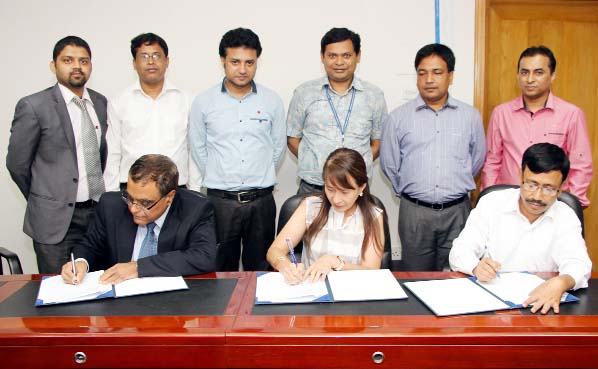 Vice-Chancellor of American International University-Bangladesh Dr Carmen Z Lamagna inks a tri-patriate MoU with Bangladesh Computer Council and Ernst & Young LLP recently at AIUB recently.