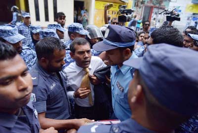 Maldives police try to move former president Mohamed Nasheed Â© during a scuffle as he arrives at a courthouse in Male on Sunday.
