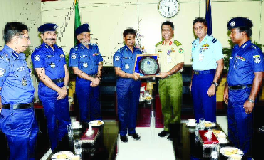Inspector General of Police AKM Shahidul Haque and National Defence College (NDC) Chief Instructor Brig Gen Mesbah-ul-Alam Chowdhury exchanging greetings souvenir when the Armed Forces War Course team of NDC visited the Police Headquarters on Tuesday.