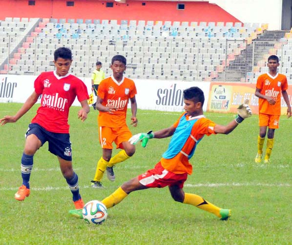 A scene from the final round match of the Sailor BFF National Under-15 Football Championship between Dhaka district team and Thakurgaon district team at the Bangabandhu National Stadium on Tuesday.