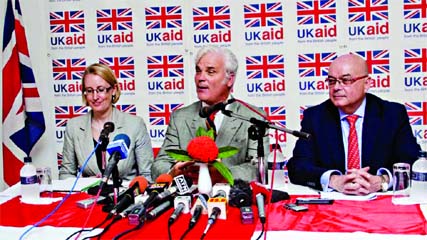 Visiting UK Minister of State for International Development Desmond Swayne addressing a Press conference on Tuesday at British High Commission Staff Club in Dhaka on extrajudicial killings in Bangladesh.