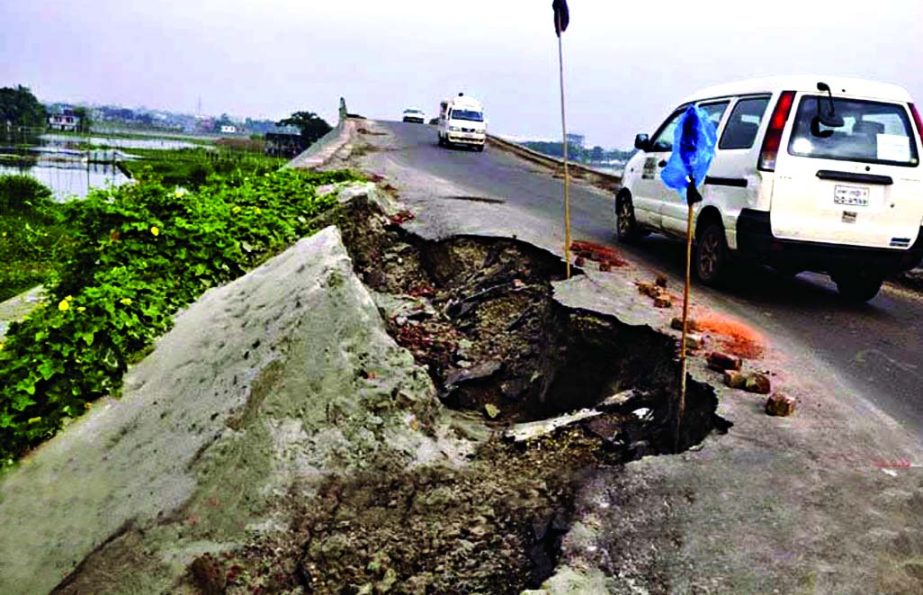 The appalling condition of the main road from Rampura to Demra poses a threat to commuters. Authorities concern seemed to have kept their eyes shut. This photo was taken from near Nandipara area on Tuesday.