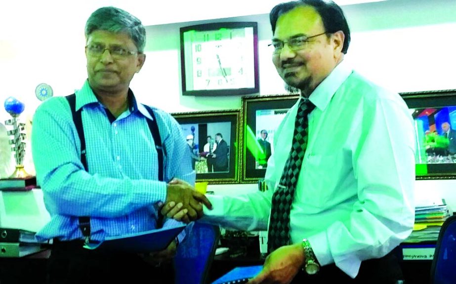Golam Fakhruddin Ahmed Chowdhury, Managing Director of Bangladesh Telecommunications Co Ltd and Md Monwar Hossain, Managing Director of Bangladesh Submarine Cable Company Limited, sign Service Level Agreement at BSCCL head office on Tuesday. Under the agr