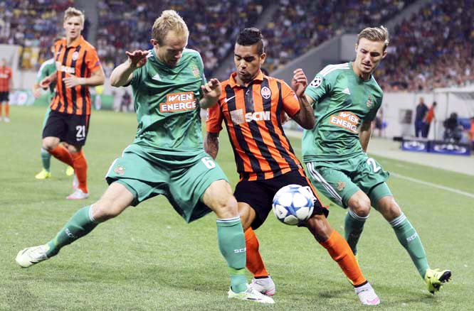 Rapid's Mario Sonnleitner (left) Mario Pavelic (right) and Shakhtar's Alex Teixeira challenge for the ball during the Champions League play-off second leg soccer match between SK Rapid Wien and FC Shakhtar Donetsk in Lviv, Ukraine on Tuesday.