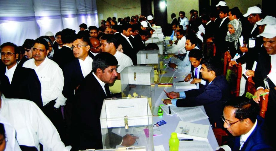 Voters are in a long queue to cast vote to elect members of Bangladesh Bar Council held on Wednesday.