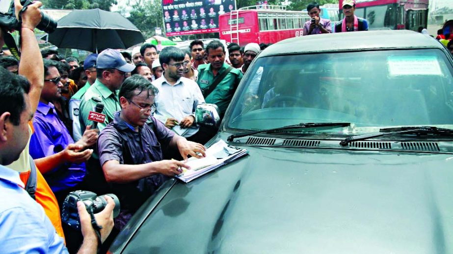 A DMP mobile court led by a magistrate conducted drive against unfit vehicles without valid documents. This photo was taken from city's Postagola area on Wednesday.