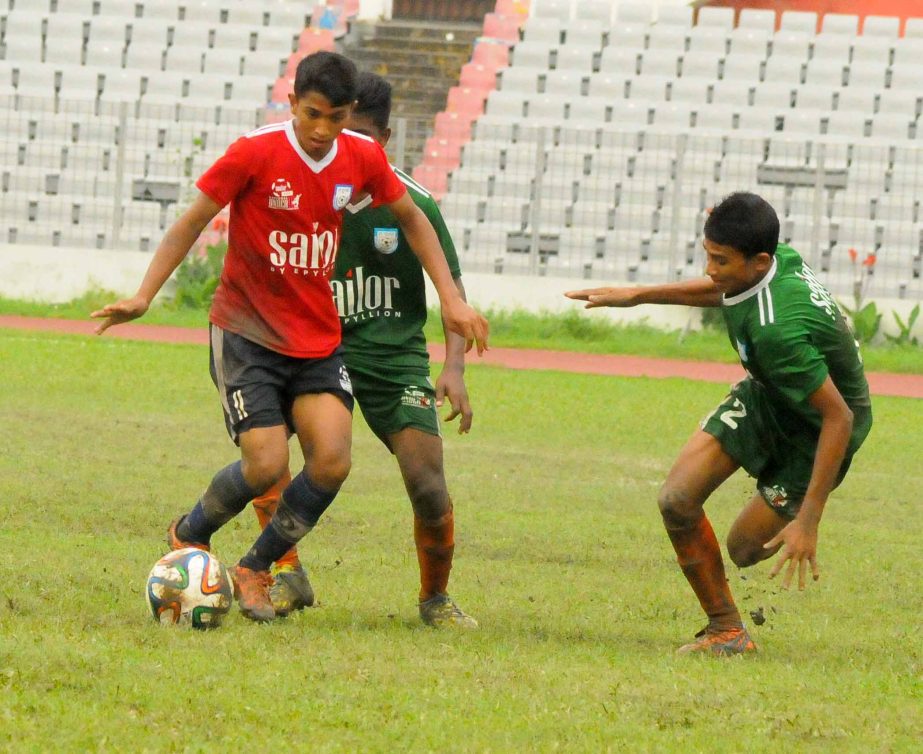 A moment of the final round match of the Sailor BFF National Under-15 Football Championship between Dhaka district team and Narayanganj district team at the Bangabandhu National Stadium on Thursday. The match ended in a goalless draw.