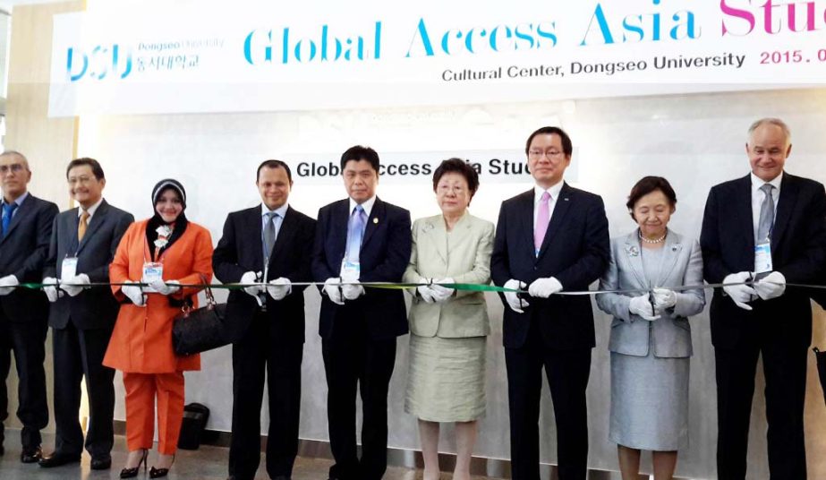 Md. Sabur Khan, Chairman, Board of Trustees, DIU, led a three members' delegation from Daffodil International University at Global Access Asia-Online Courseware Platform of AUPF in South Korea recently.