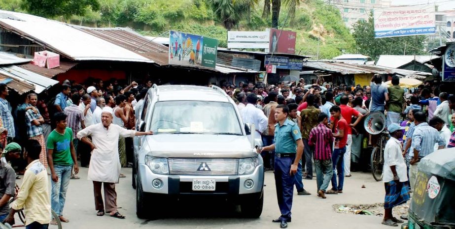 People blocked road protesting eviction of slums from government land at Akbarshah crossing in the city yesterday. Didarul Alam Didar MP led the blockade programme.