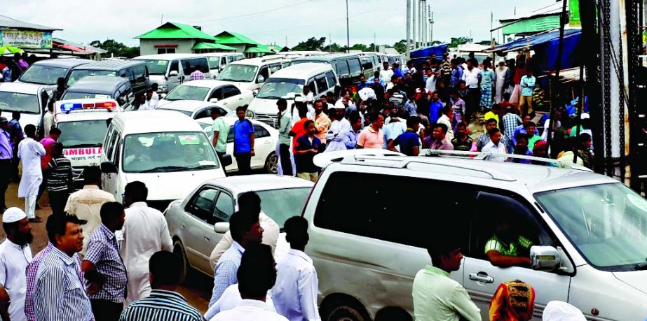 About five hundred light and heavy vehicles are virtually stuck for the last eight days on Shimulia-Kawrakandi road as ferry services came to halt because of severe navigation problems at Padma. This photo was taken from Mawa Ghat on Friday.