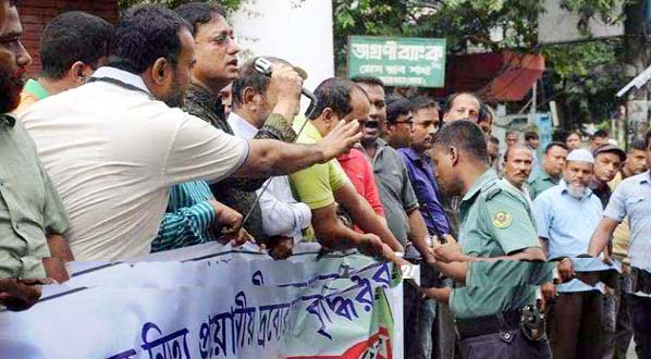 Cox's Bazar Sahittyo Academy arranged a poem recite and cultural function to mark the death anniversary of the National poet Kazi Nazrul Islam on Thursday.