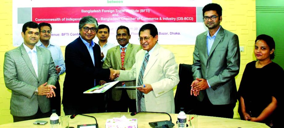 Ali Ahmad, CEO of Bangladesh Foreign Trade Institute and HK Kabir, President, Commonwealth of Independent States- Bangladesh Chamber of Commerce and Industry sign a MoU to strengthen trade among Commomweath countries at BFTI office in the city on Thursday