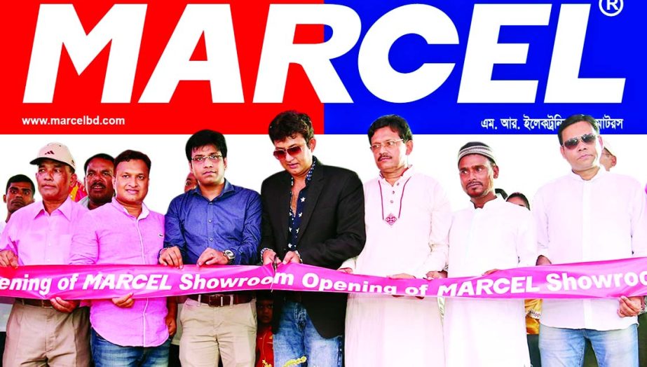 Film Actor Amin Khan, Brand Ambassador of Marcel, an electrical, electronics, automobiles & home appliance producer, inaugurates its new outlet at Jibannagar in Chuadanga recently.