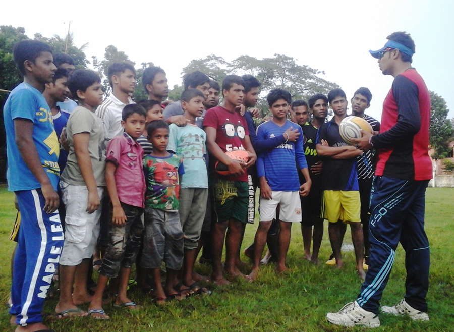 The rugby coach giving instructions to the participants of the rugby players' coaching course at Lohajang University College Ground in Munshiganj on Saturday.