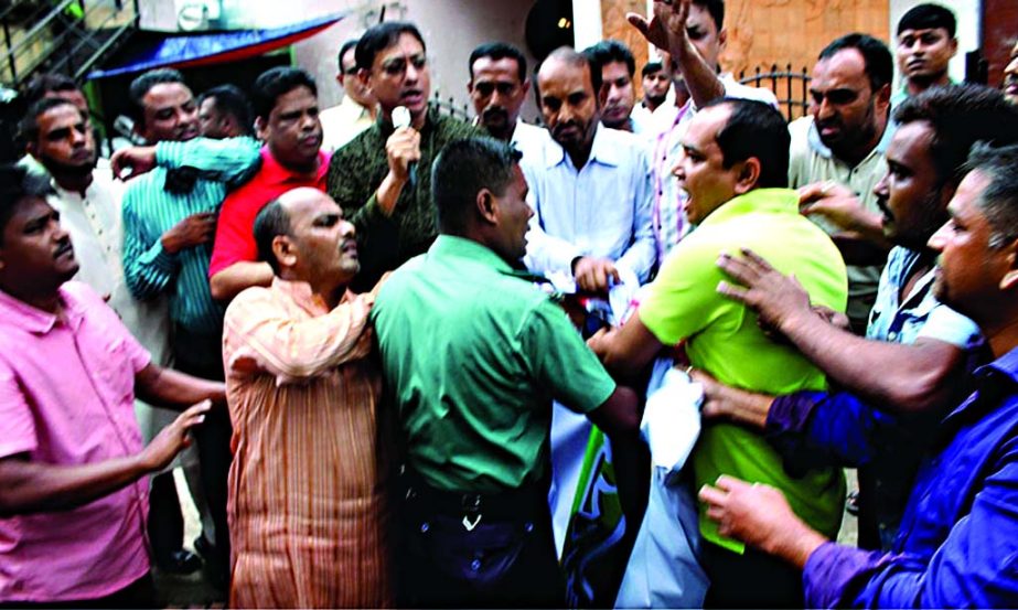 Law enforcing agency obstructed the BNP's human chain programme on Saturday in front of Chittagong Press Club protesting price hike of gas, power and other essentials.