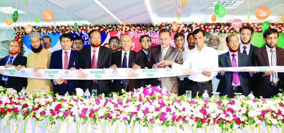 Humayun Bokhteyar, ACPA, FCA, Director of IBBL, inaugurating its 298th branch at Kalurghat in Chittagong on Sunday. Muhammad Abul Bashar, Deputy Managing Director, Mohammad Amirul Islam, Executive Vice President and Head of Chittagong South Zone, local bu