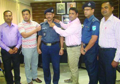 RAJBARI: Zihadul Kobir PPM , SP, Rajbari administering the rank batch to Md Shaheedul Islam, Officer-In-Charge, Rajbari Sadar Thana who has been promoted as Assistant Police Super on Saturday.