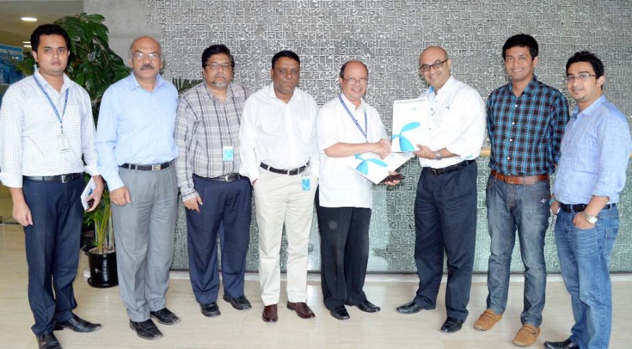 Prof Dr Charles C Villanueva, Pro Vice Chancellor and Dean of the Faculty of Business Administration of American International University-Bangladesh and Syed Tanvir Husain, Director, Center of Expertise People and Organization of Grameenphone sign an MOU