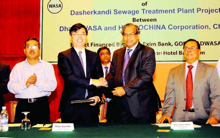 Dhaka WASA Managing Director Engineer Taqsem A Khan and Hydro China Corporation Vice President Chen Guanfu exchanging documents at a deal signing ceremony on Sunday.