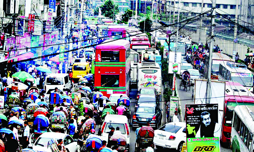 City experienced massive traffic gridlock on Sundayâ€“the first day of the week as vehicles virtually remained stuck for hours at various points causing sufferings to commuters. Photo shows the chaotic situation on Topkhana Road.
