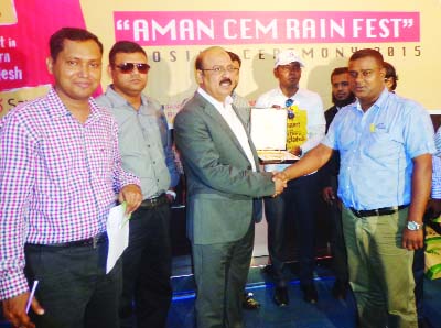 BOGRA: Hashem Ali, AGM, Aman Cement Mills Ltd handing over gold ornaments to a dealer as first prize in a meeting as Chief Guest at Hotel Naz Garden on Saturday