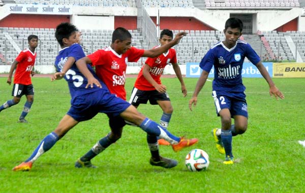 An action from the Sailors National Under-15 Football Championship between Feni District team and Dhaka District team at the Bangabandhu National Stadium on Monday.