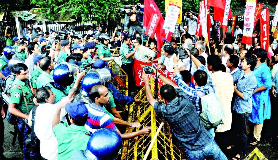 Police on Monday foiled left parties along with CPB while they attempt to lay siege to Secretariat protesting gas, power tariff hike from today (Tuesday). This photo was taken from in front of Jatiya Press Club on Monday.